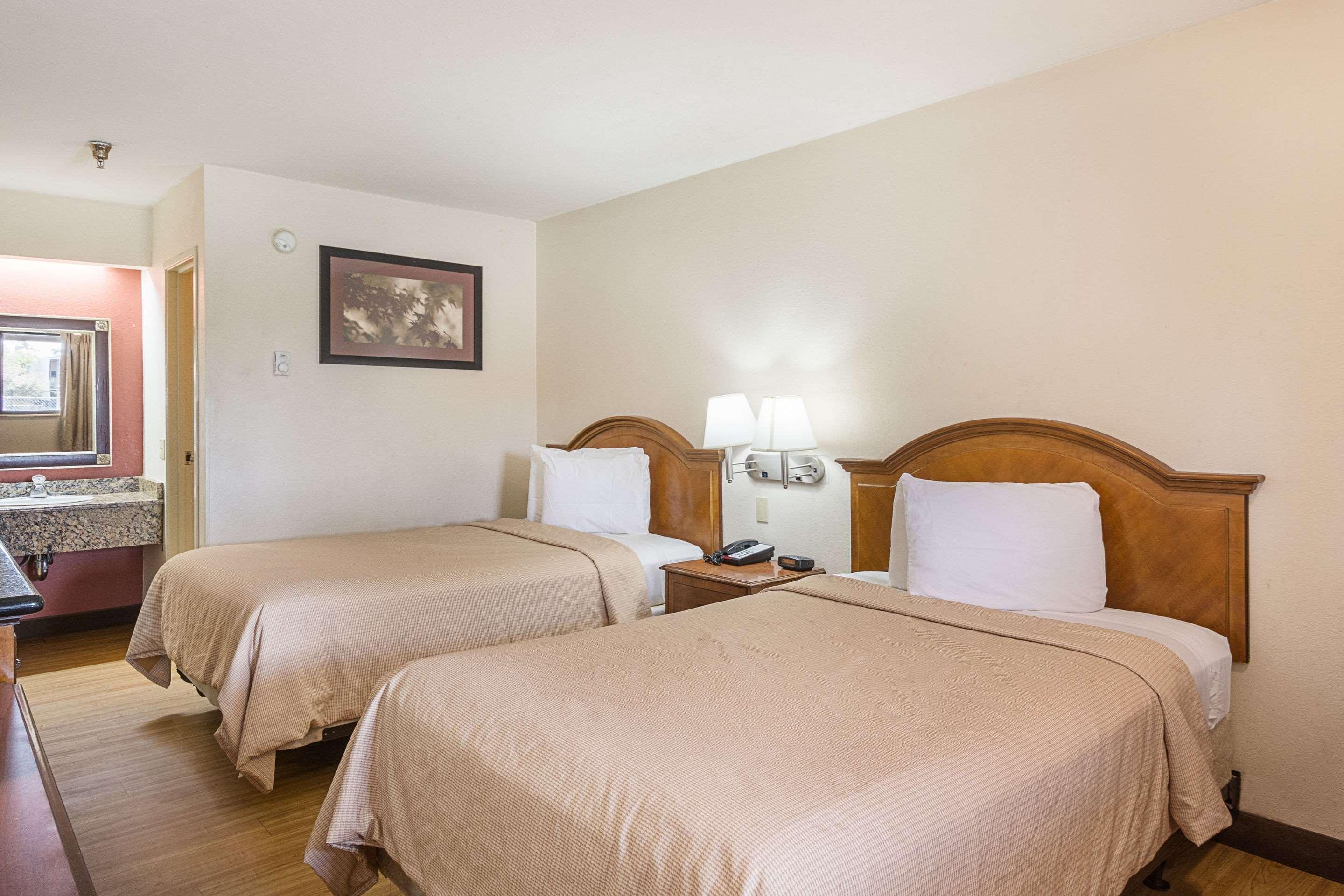 Bay Inn On Busch Тампа Екстериор снимка